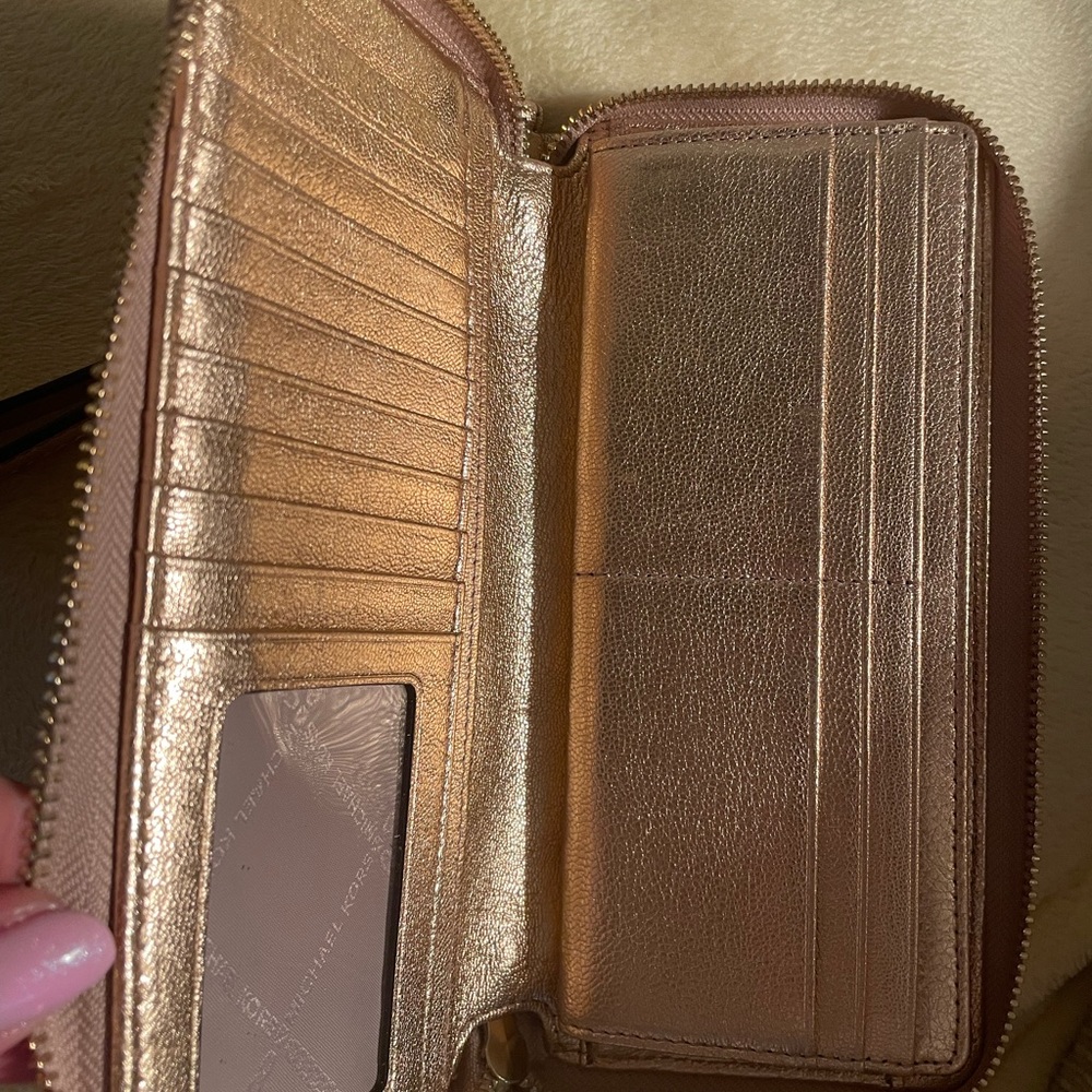 Michael Kors wristlet with 12 card slots, pockets + change purse. GORGEOUS!! - Picture 3 of 8